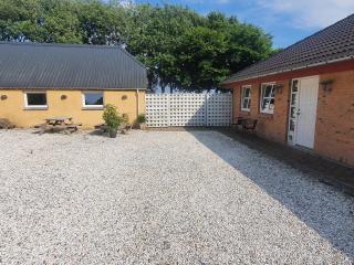 Stort værelse med tekøkken, tæt på hav og fjord. - 6