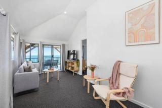 Bay Vista Two Bedroom Waterfront Apartment - 8