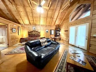 Romantic Laurel Wood Home with Private Hot Tub - Tellico Plains - 5