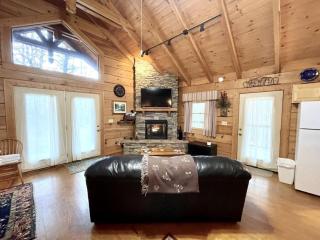 Romantic Laurel Wood Home with Private Hot Tub - Tellico Plains - 4