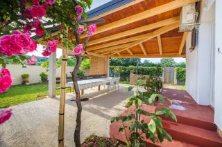 Charming holiday house with beautiful garden and grill - Loborika - 0