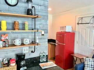 Jonathan's Ocean Front Studio Suites Hampton Beach! - Hampton - 2