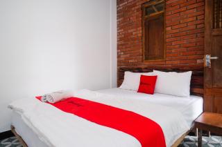 RedDoorz Syariah near Akmil Magelang - Magelang - 0