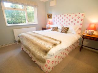 Whole of Yew Tree Cottage Sleeps 4 - Maidford - 6