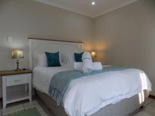 2-Bedroom Apartment within 1km of The Point Beach - Mossel Bay - 3