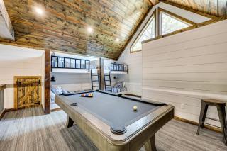 Cozy Cabin with Hot Tub about 5 Mi to Broken Bow Lake - Broken Bow - 2