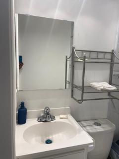 BUDGET Quad Room with En Suite Bathroom 36B - Toronto - 2