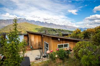 Unbeatable LakeView Stylish Home - 8