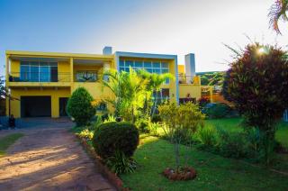 Room in Villa - The blue room is an accent of modernity in the silence of the surrounding garden - Antananarivo - 8
