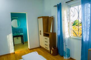 Room in Villa - The blue room is an accent of modernity in the silence of the surrounding garden - Antananarivo - 4