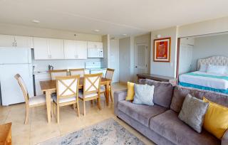 Sleek & Modern 32nd Floor Condo at the Waikiki Banyan - Free parking! condo - Honolulu - 6