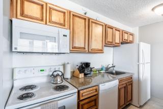 Waikiki Banyan High Level Condo with Private Lanai condo - Honolulu - 8
