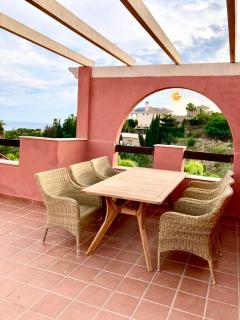 Elegant penthouse avec vue sur mer piscine, jardins, 2 chambres - 9