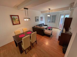 Korun's Lakeview Apartment - Lagadin - 1