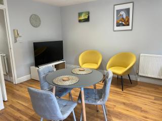 2 Bedroom Apartment Chiswick Park Tube Station - 8