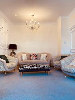 Central Windsor Spacious Three Double BedRooms, Two Living Room, Kitchen Entire Apartment over three floors Steps from Windsor Castle, station, long walk and restaurants Royal Residence Retreat Windsor - 4