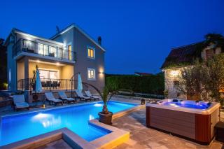VIP Luxury villa with a heated pool and jacuzzi-Granny's Gold - 8