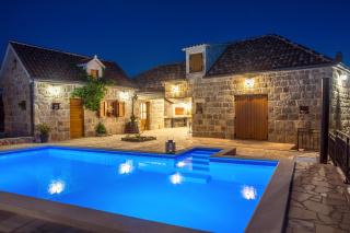 VIP Luxury villa with a heated pool and jacuzzi-Granny's Gold - 0