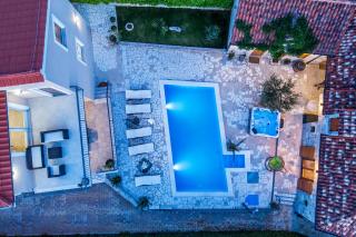 VIP Luxury villa with a heated pool and jacuzzi-Granny's Gold - 2