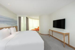 Crowne Plaza Zhuhai City Center by IHG - offers free one-way shuttle to Chimelong Ocean Kingdom - Zhuhai - 0