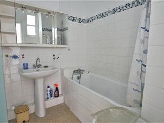 Appartement lumineux pour famille à Royan, quartier calme près du marché, balcon et parking gratuit - FR-1-738-26 - 3