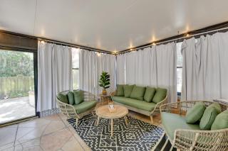 Chic Georgia Getaway with Pool and Deck, Near Beaches! - Savannah - 7