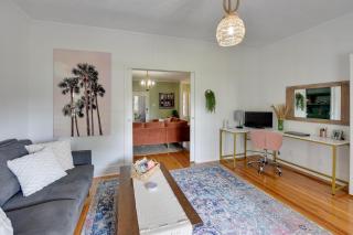 Chic Georgia Getaway with Pool and Deck, Near Beaches! - Savannah - 3