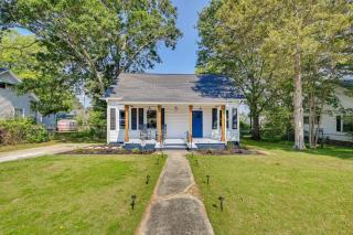 Updated Greenville Home with Backyard! - Greenville - 0