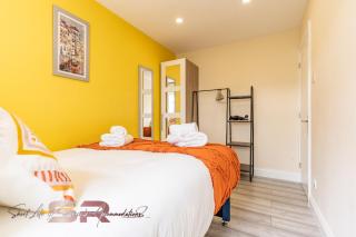 Rush House by SR Short Lets & Serviced Accommodation Heathrow Windsor - Perfect for Monthly Stay Relocation & Business Contractors Big Groups - Northolt - 1