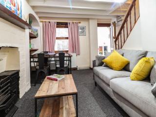 Cosy seaside town cottage with private garden - 4