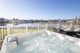 Windrush Lake 80 & 81, Waterlow Lodge P - 0