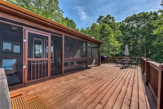 Peak-a-Blue Cabin - Watch Movies from Hot Tub, Mountain View, Bigfoot Bunker Game Room, Fire Pit, Oversized Deck, Screened-in Porch - Mineral Bluff - 6