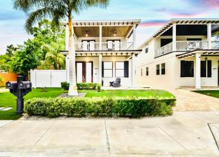 Beach-town Pet-Friendly Downtown Home @ 10 acre Park-629 - Sarasota - 0