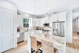 Beach-town Pet-Friendly Downtown Home @ 10 acre Park-629 - 7