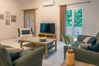 Coastal Getaway: Roomy Beachside Apartment! - Nea Makri - 0
