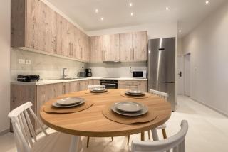 Coastal Getaway: Roomy Beachside Apartment! - Nea Makri - 7