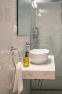 Coastal Getaway: Roomy Beachside Apartment! - Nea Makri - 5