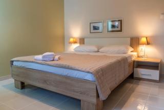 Coastal Getaway: Roomy Beachside Apartment! - Nea Makri - 1