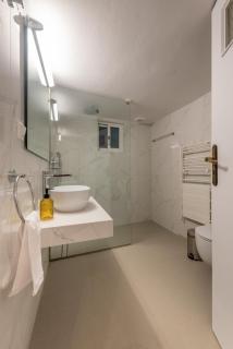 Coastal Getaway: Roomy Beachside Apartment! - Nea Makri - 3