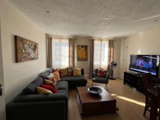 Stay in Yeovil Town Centre, Large 2 BD Apt With Parking, Sleeps 4 - 9