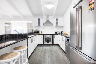 Pet friendly family getaway near the beach - Kawana Waters - 8