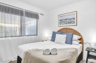 Pet friendly family getaway near the beach - Kawana Waters - 1