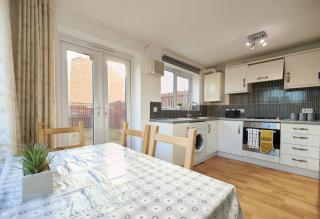 The Metcombe - Holiday Home With Free Parking - 10 Minutes Walk To Coop Live Arena & Etihad Stadium - 6