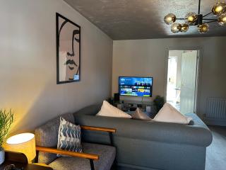 Orchard House - Great Design, Cul-De-Sac Suitably located for Family and Business Travellers, Free Wifi & Free Parking available , Outdoor Garden - Swindon - 9