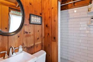 Cozy Bear Cabin with Spa - Big Bear City - 9
