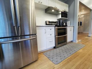 House with driveway parking,from Montreal DT 15min - 1
