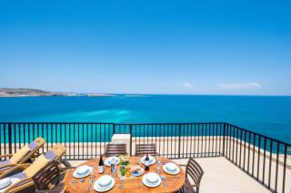 Islet Promenade Seafront Penthouse with breathtaking seaviews and private hot tub on the large terrace by Getawaysmalta - 9