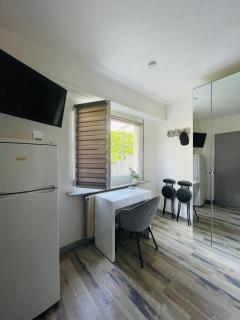 DnN - Stylish Studio - free WiFi, Netflix and parking - min away to Basel and Airport - dishwasher, washing machine - Saint-Louis - 2