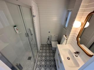 Apartamento mediterraneo, muy centrico, en Plaza Triangular, soleado, con jardines y piscina y la playa enfrente andando, con parking exterior comunitario - Benidorm - 4