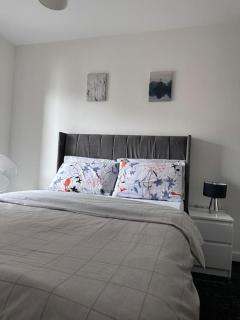 Modern 2 bed 2 bath Flat Close to Train station - 9